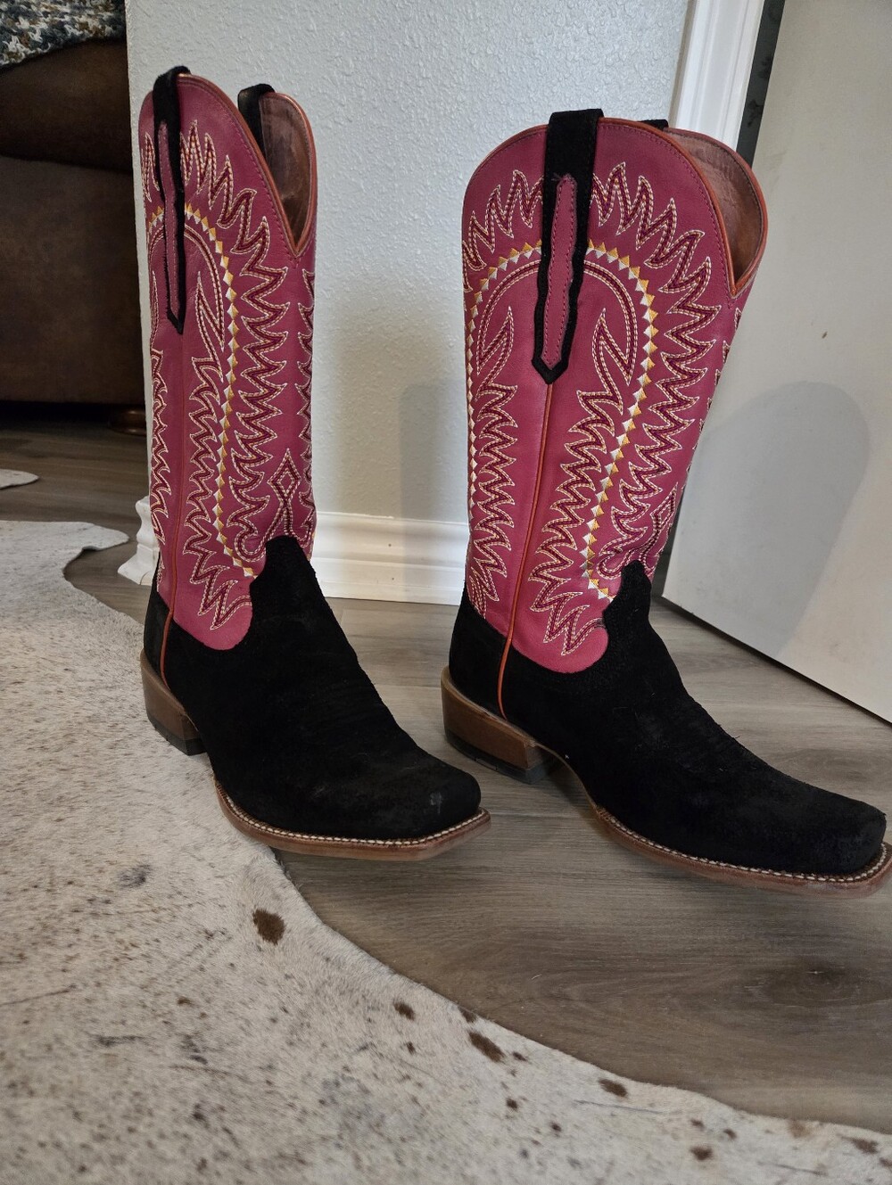 Women's Pink & Black Western Cowboy Boots Ariat Rough Outs 9.5